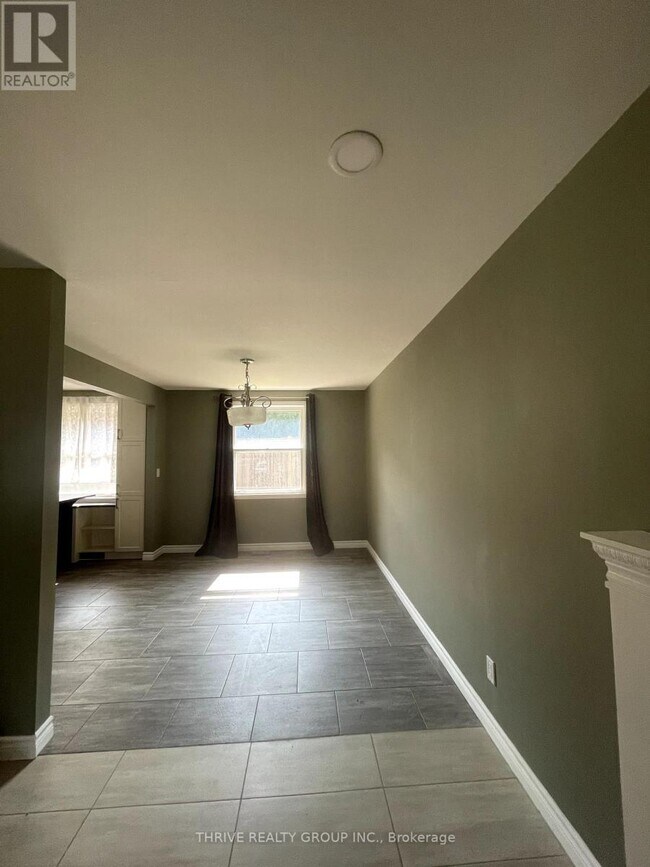 Building Photo - 104 Applewood Crescent