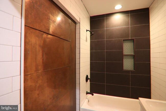 Building Photo - 1223 Haubert St