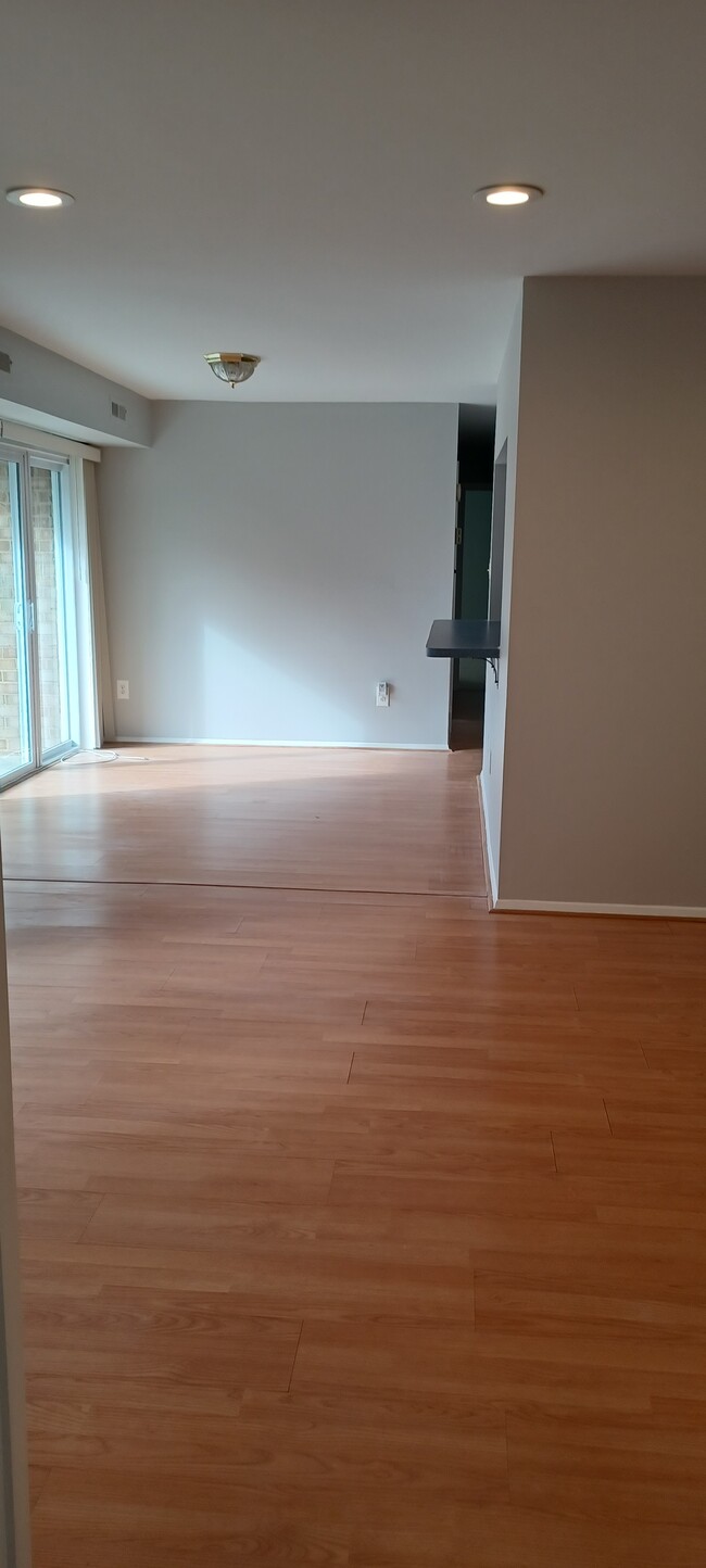 living/dining room - 8001 Chanute Pl