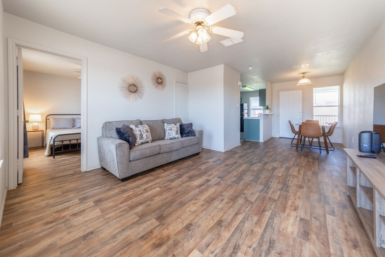 Family room - 5705 Greengate Dr