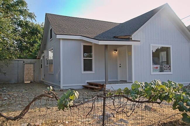 Building Photo - 407 W Pine St
