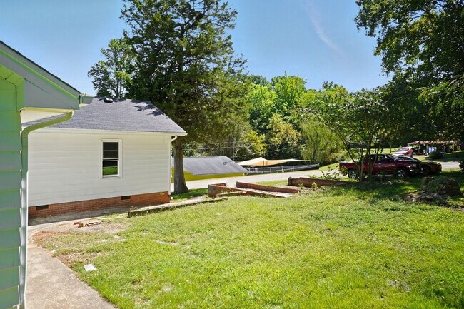 Foto del edificio - Four Bedroom Home!