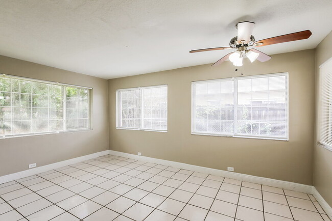 Foto del edificio - 1100 NW 143rd St