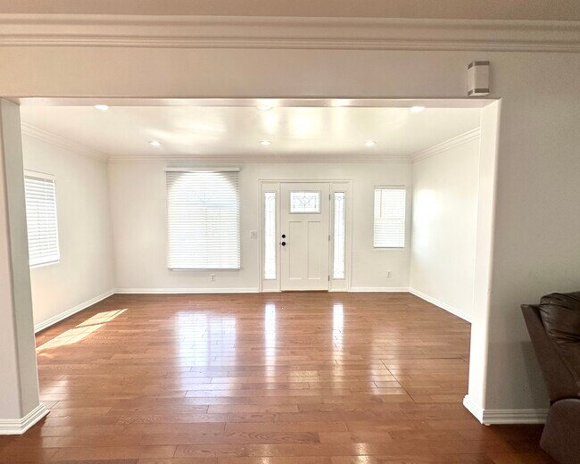 Foto del edificio - 8026 Hinds Ave