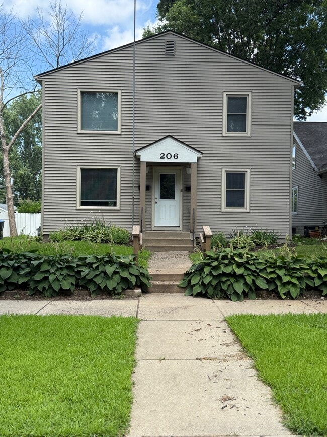 Building Photo - 206 W 9th St