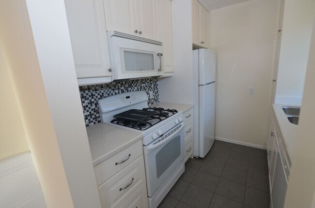 Building Photo - 2 Bedroom/1 Bath Unfurnished Back house 2n...