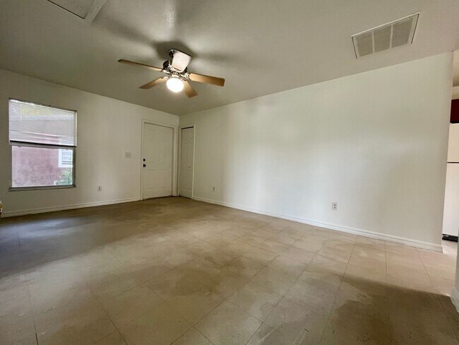 Foto del edificio - 2 bed/ 1 bath