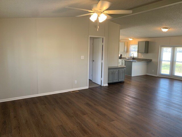 Foto del edificio - WANNAMAKER 3BR/2BA COMPLETELY UPDATED AVAILABLE NOW!