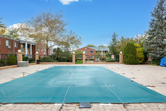 Condominium Swimming pool - 1294 Rockland Ave