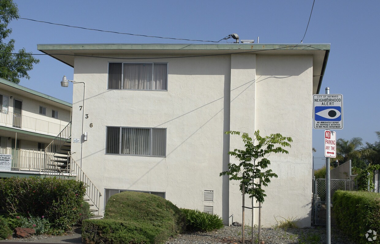 736 Smalley ¡alejado - 724-736 Smalley Ave
