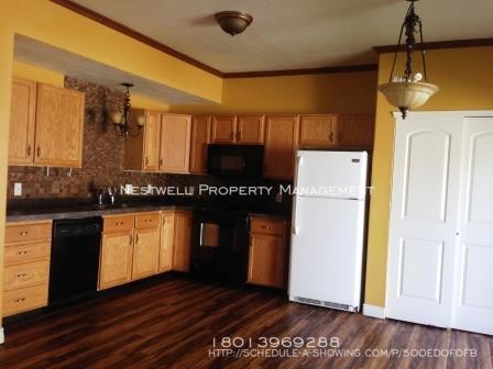 Building Photo - Gated Community Townhome - HOA included!