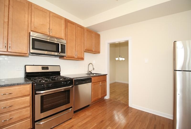 910 W Waveland Ave, Chicago, IL 60613 Apartments in Chicago, IL