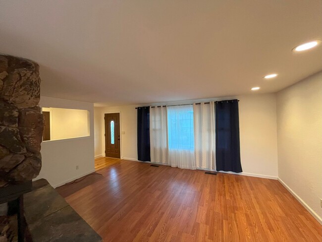 Foto del edificio - 3 BEDROOM HOUSE FENCED WITH GARAGE