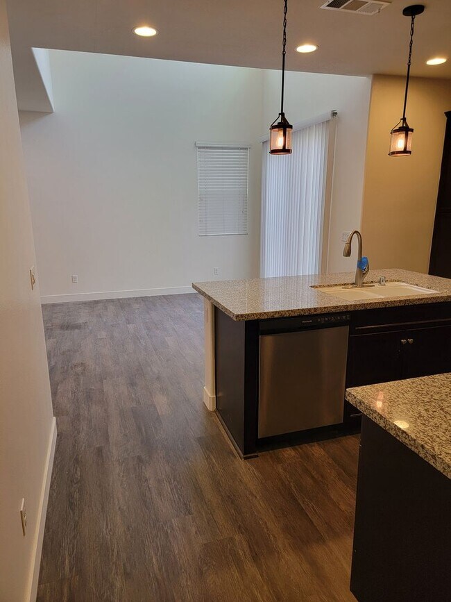 Foto del edificio - Georgous 4-bedroom, 3-bath detached condo ...