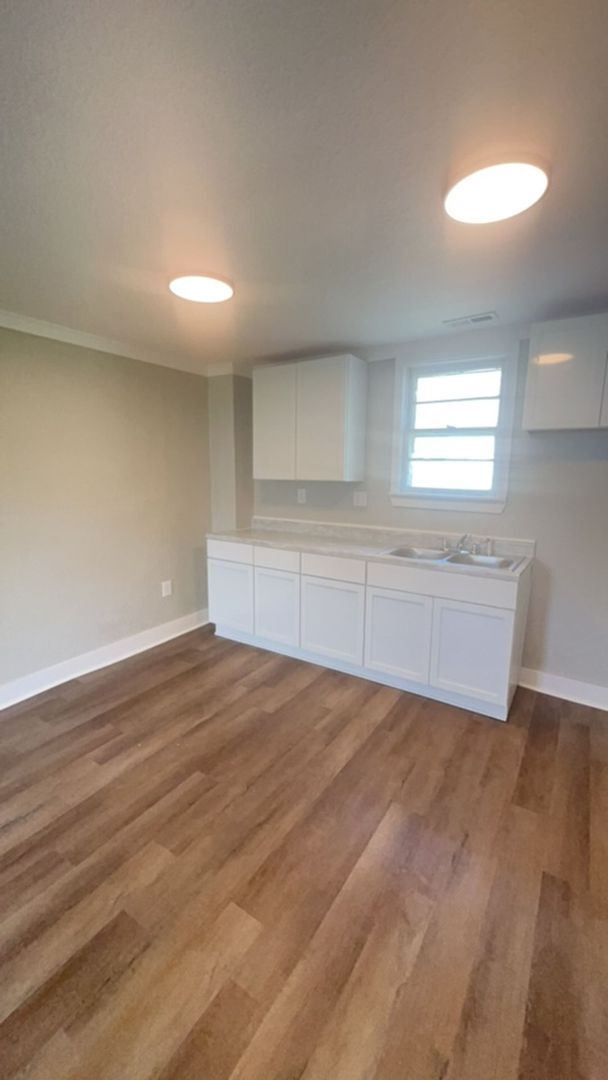 Foto del edificio - Fully Renovated Spacious 3 Bedroom 1.5 Bat...