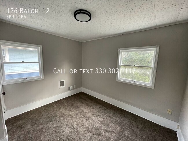 Building Photo - Second level Three bedroom one bathroom ap...