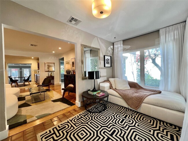 Foto del edificio - 4639 SW 10th St