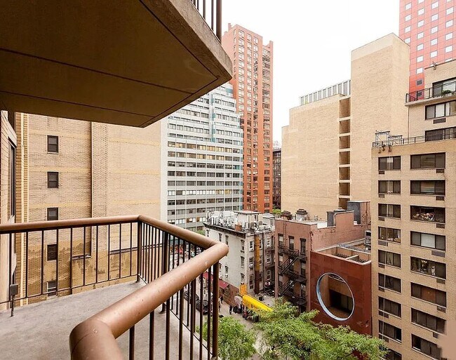 Foto del edificio - 245 E 44th St