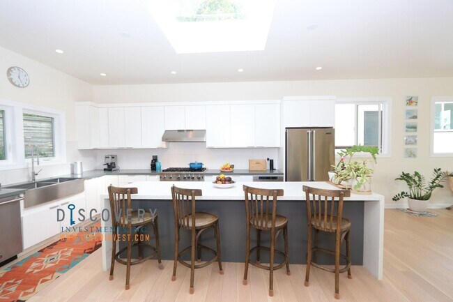 Building Photo - Modern Berkeley Hills Home