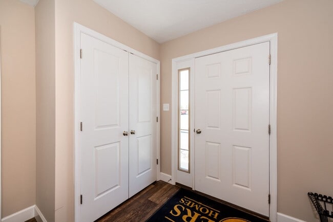 Building Photo - Spacious Townhome with Garage!