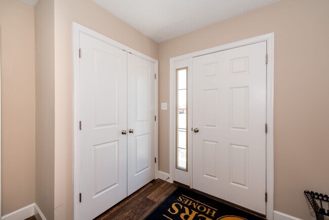 Foto del edificio - Spacious Townhome with Garage!