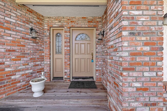 Building Photo - Beautiful 5 bedroom/3bath home with a pool