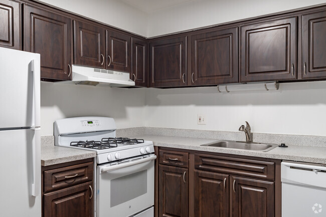 1BR, 1BA - 836SF - Kitchen - Northville Woods - Northville, MI