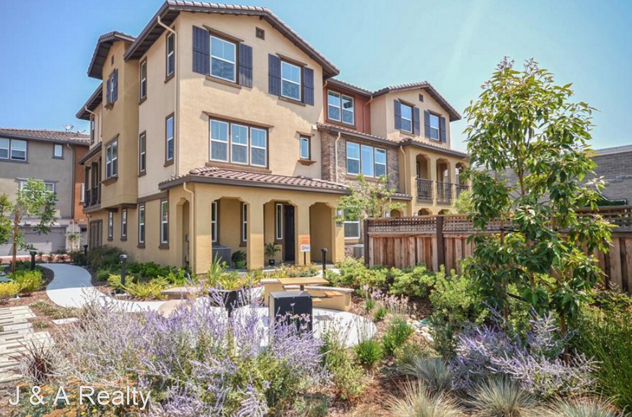 4 br, 3.5 bath House 34847 Awning Terrace House Rental in Fremont