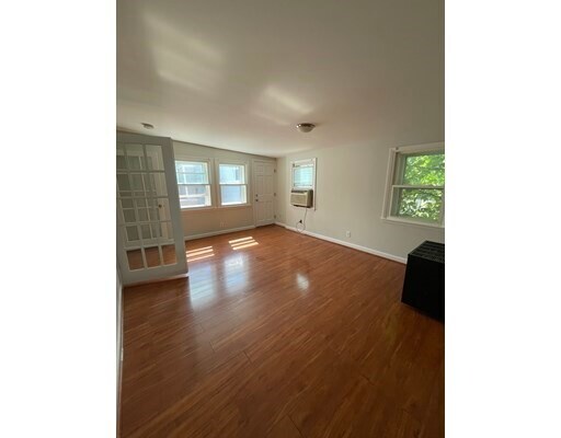 Building Photo - 306 Saratoga St