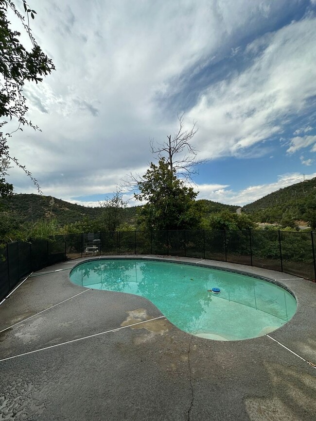 Building Photo - 2/1 HOME WITH BEAUTIFUL VIEWS