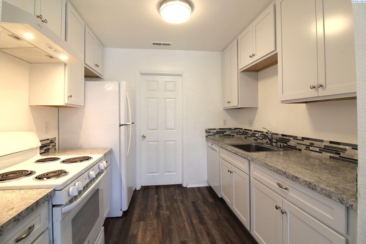 Foto principal - Updated 2 Bed/1 Bath Kennewick Apartment i...