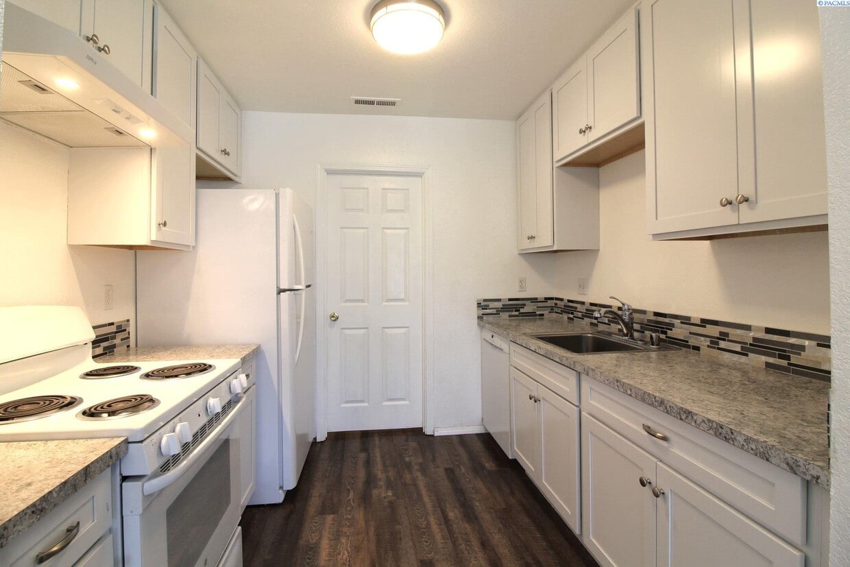 Primary Photo - Updated 2 Bed/1 Bath Kennewick Apartment i...