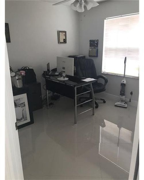 Foto del edificio - 7384 Granada Way