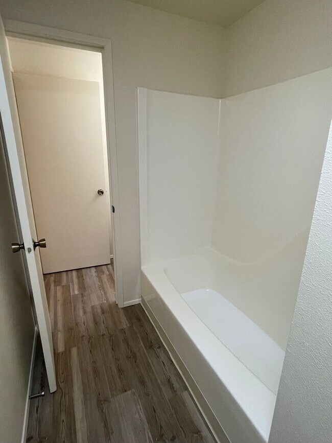 Foto del edificio - Charming & Convenient 2-Bedroom Apartment ...