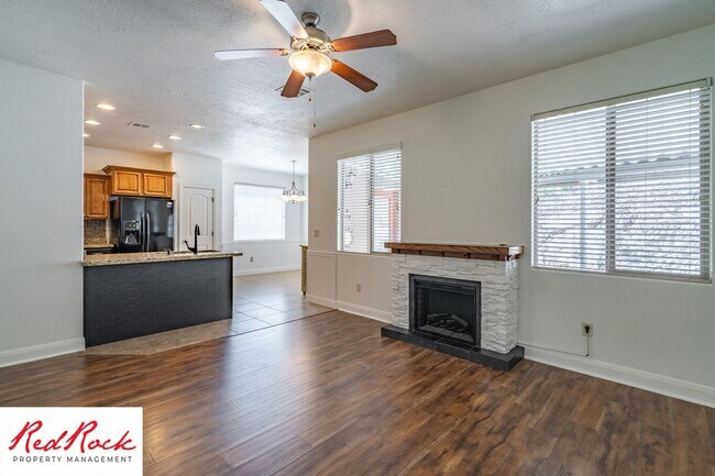 Building Photo - Newly painted interior, Pet friendly 3 bed...