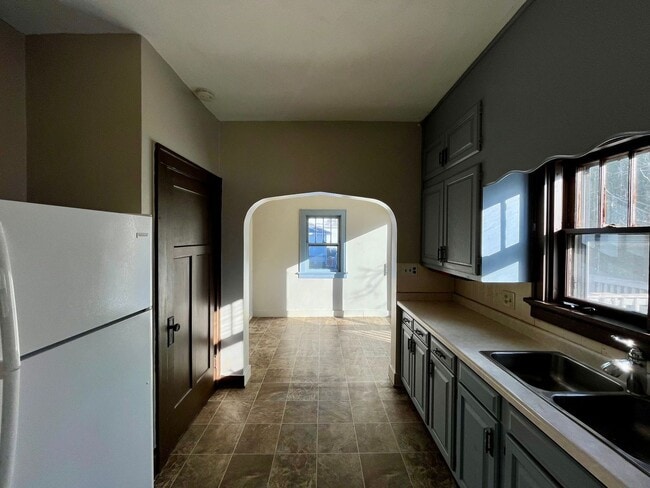 Building Photo - 619 Werle Ave