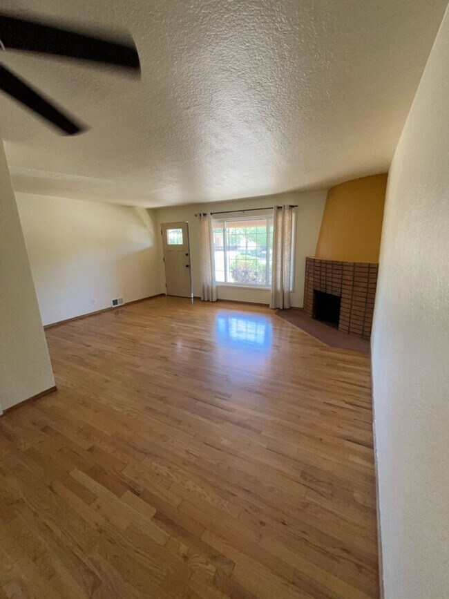 Building Photo - Beautiful Home Minutes from Uptown Albuquerque!
