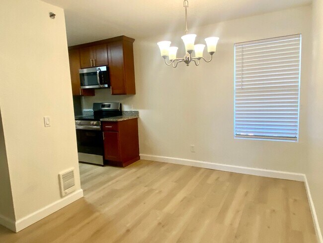 Building Photo - Claredon Hills Community Condo - Hayward 2...