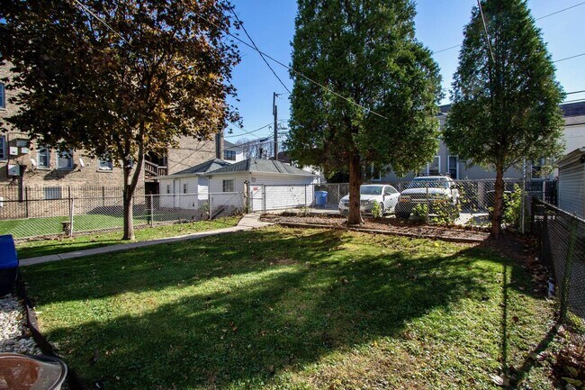 Foto del edificio - 2251 W Montrose Ave