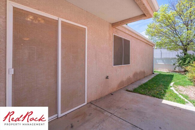 Foto del edificio - 3 Bed 2 Bath, 2 Car Garage with a Fully Fe...