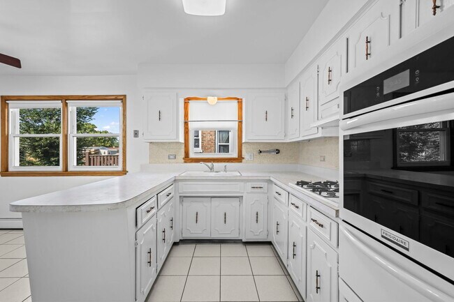 Foto del edificio - 5421 W Windsor Ave