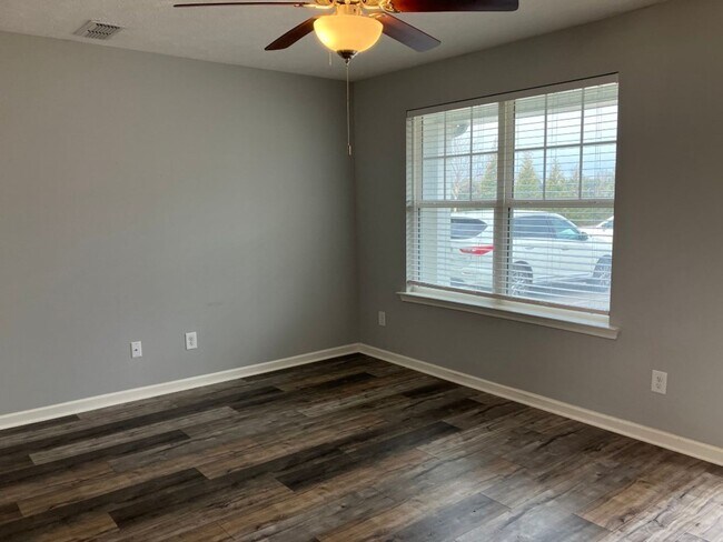Building Photo - ***MOVE IN READY*** Heritage Place Townhom...