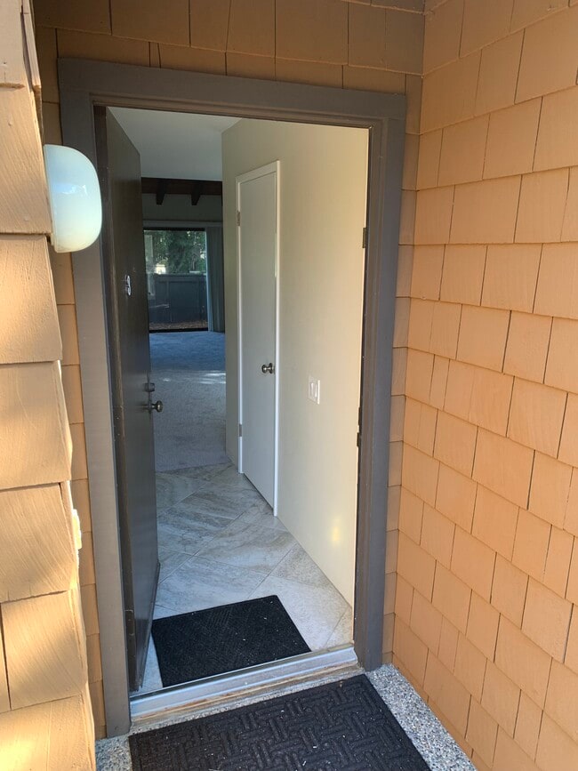 Building Photo - 796 Woodside Ln E