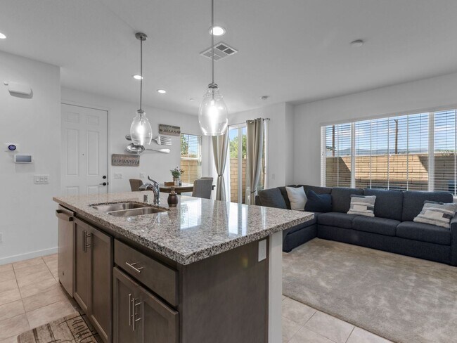 Foto del edificio - fantastic 4 bedroom 4 bath * solar home * ...