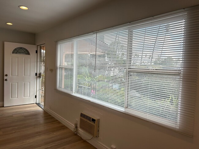 Vista del vecindario desde el comedor con puerta principal de diseño en segundo plano - 3821 Rosemead Ave