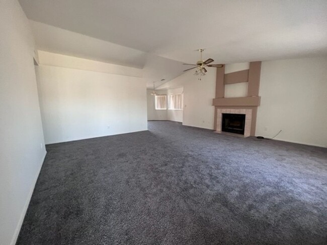 Foto del edificio - 3 Br 2Ba with fenced Yard, Boat deep Garag...