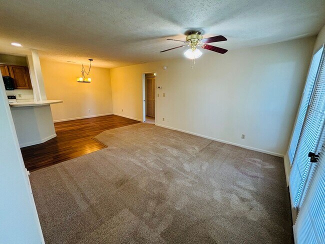 Foto del edificio - 1300 Cedar Ridge Dr