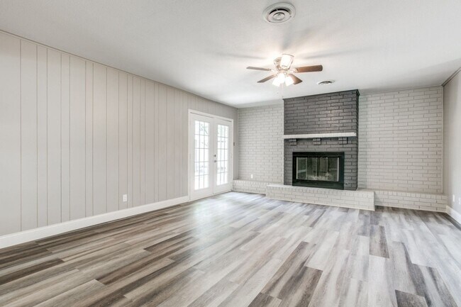 Building Photo - Spacious 4BR Duplex in Denton