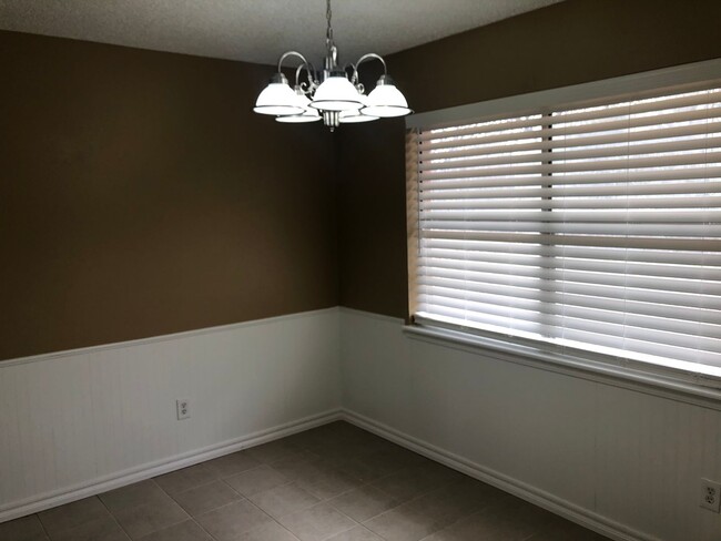 Building Photo - 3 bedrooms, 2 baths with a 2 car garage for rent near NE 10th between Midwest Blvd and Douglas Bl...