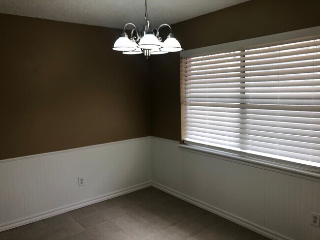 Foto del edificio - 3 bedrooms, 2 baths with a 2 car garage for rent near NE 10th between Midwest Blvd and Douglas Bl...